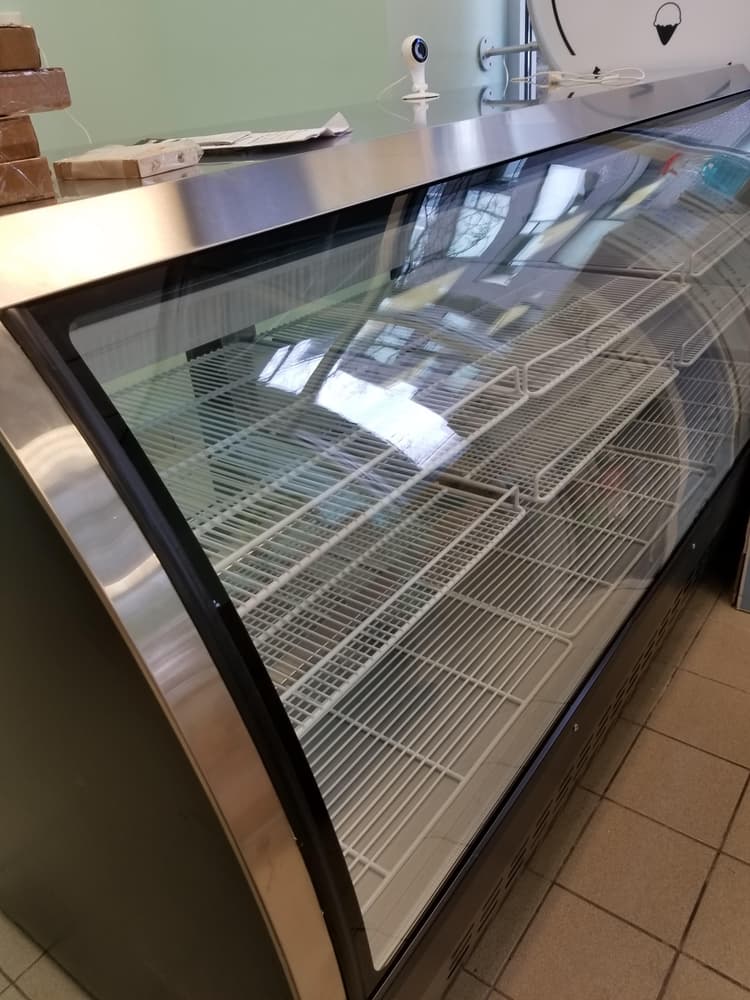 Bakery display case with shelves on